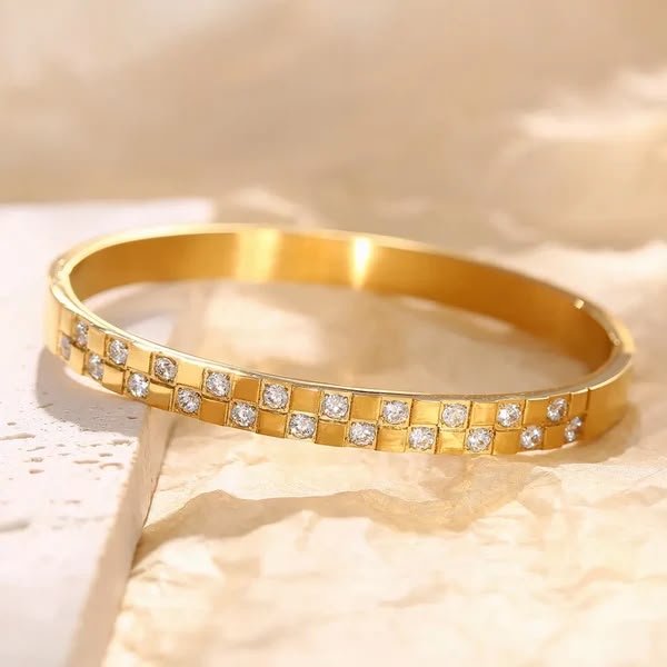 Hand cuff